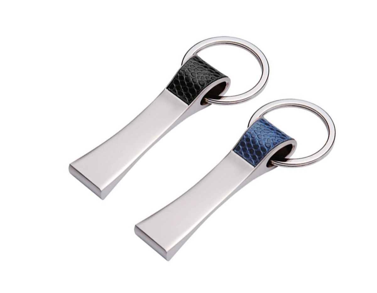 Chaveiro de metal fosco com detalhe em couro na parte superior.