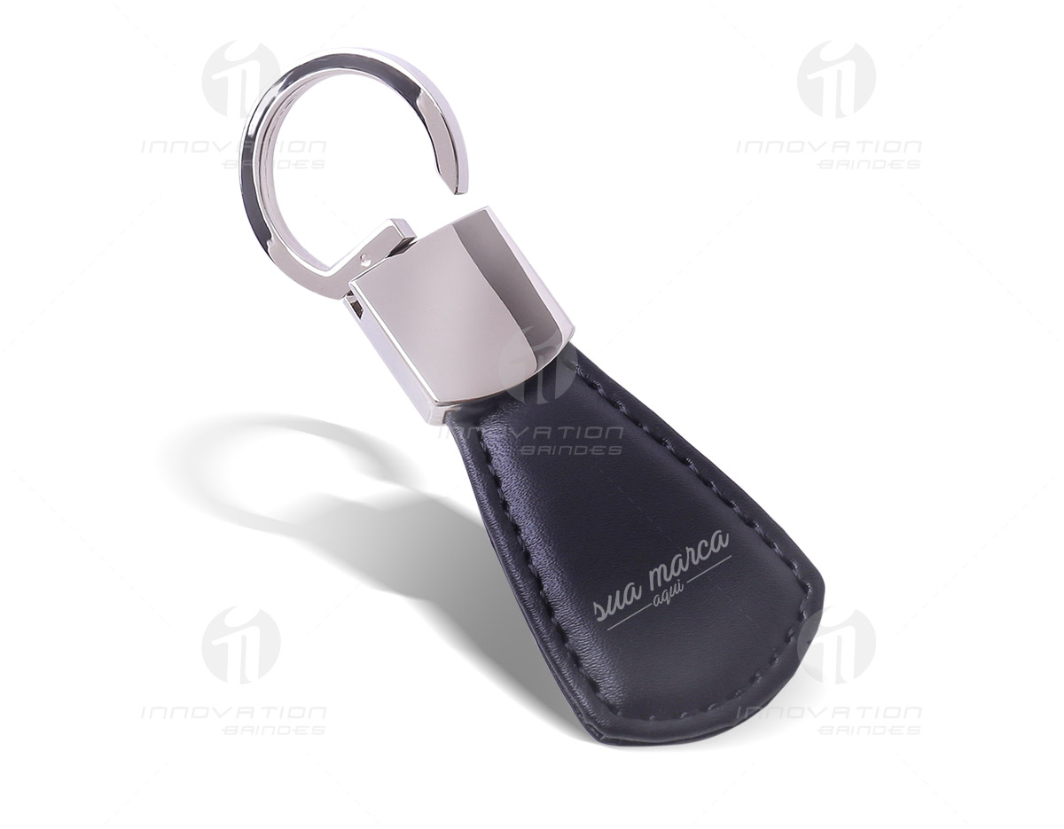 Chaveiro de metal com napa.