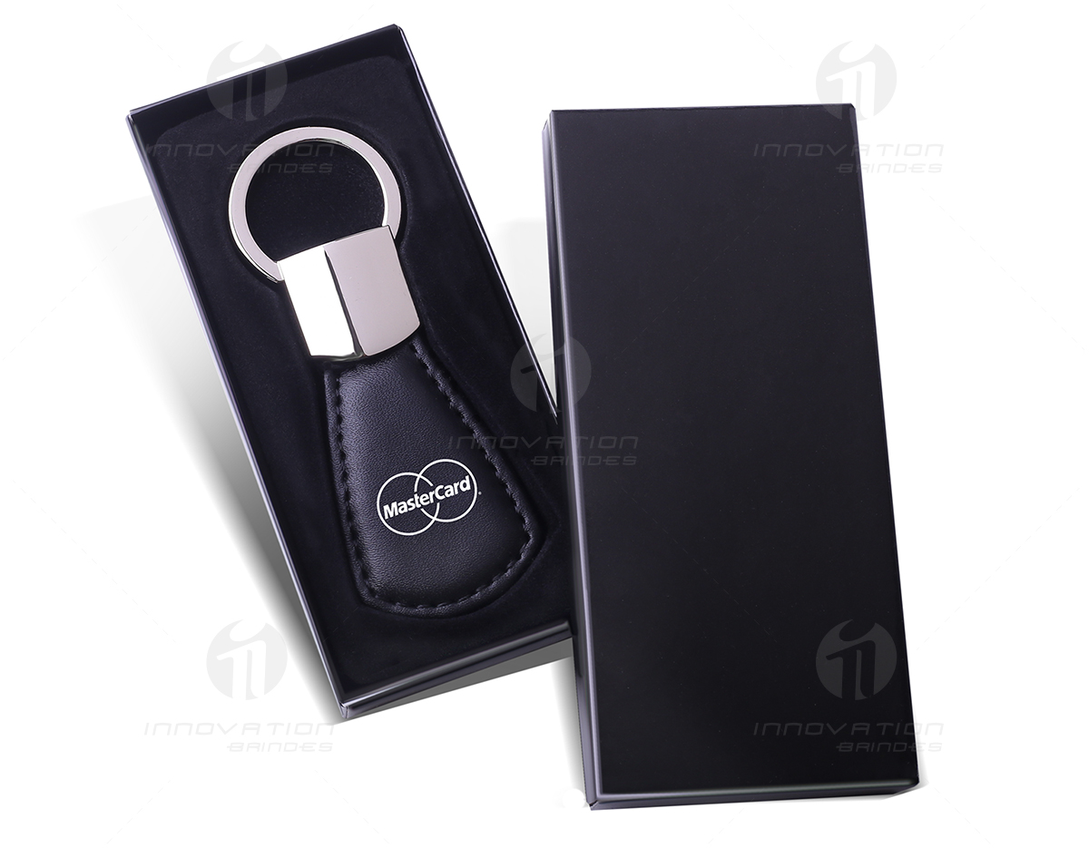 Chaveiro de metal com napa.