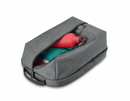 Mochila para notebook confeccionada em 600D de alta densidade. Com 2 compartimentos e 2 divisórias almofadadas para notebook até 15.6'' e tablet 10.5''. Parte posterior e alças almofadadas. 