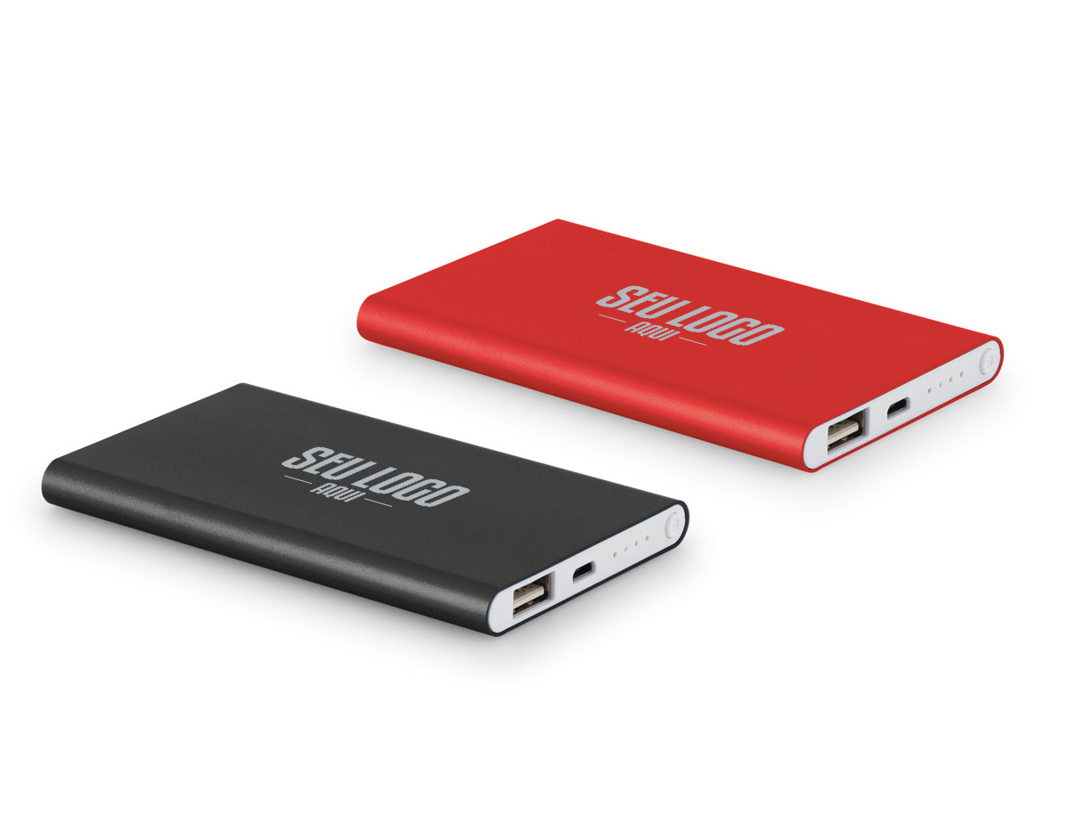 Bateria portátil slim em alumínio 100% reciclado. Bateria de lítio com capacidade de 4.000 mAh, tempo de vida = 500 ciclos e com saída USB-A. Incluso cabo USB para carregar a bateria. Fornecida em caixa presente de papel kraft reciclado. 