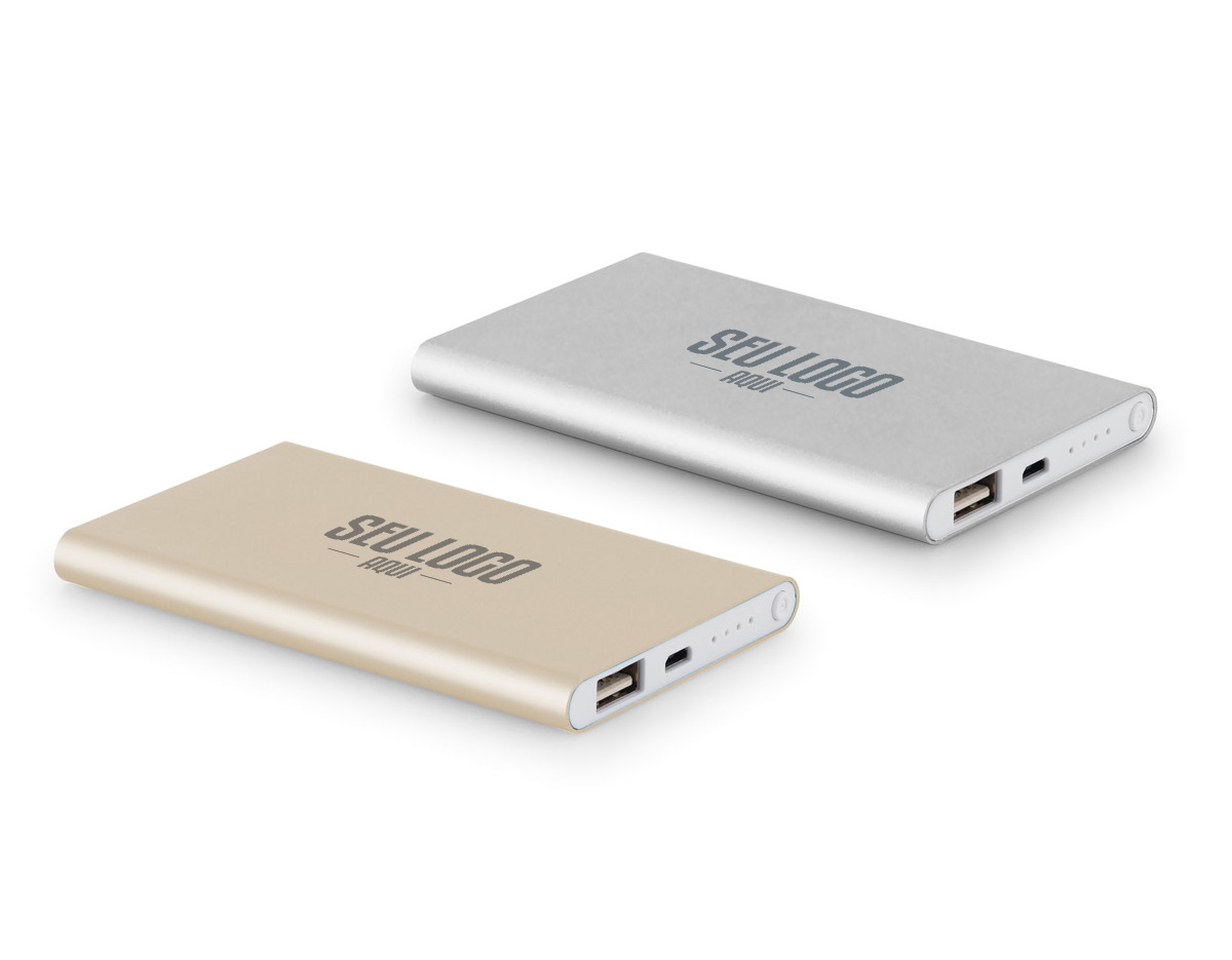 Bateria portátil slim em alumínio 100% reciclado. Bateria de lítio com capacidade de 4.000 mAh, tempo de vida = 500 ciclos e com saída USB-A. Incluso cabo USB para carregar a bateria. Fornecida em caixa presente de papel kraft reciclado. 