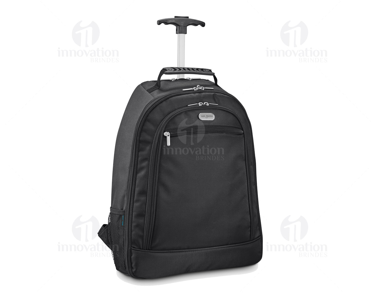 Mochila trolley para notebook 1680D e 600D. Com 2 rodas, possui compartimento principal almofadado para notebook 15.6 . Segundo compartimento forrado e com bolsos. Contém bolso frontal com zipper e bolsos laterais com tela. Pega extensível em alumínio e mola. 350 x 460 x 155 mm