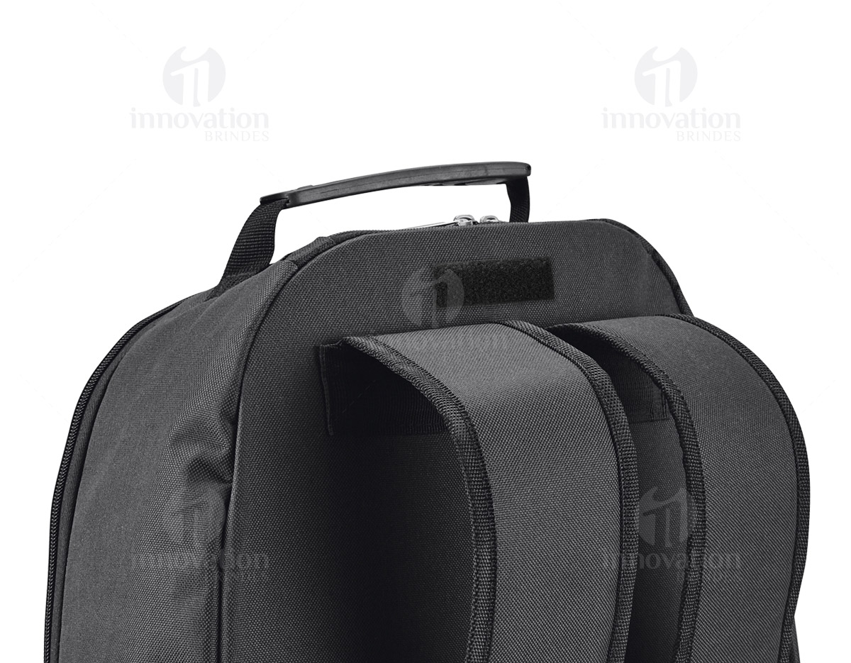 Mochila trolley para notebook 1680D e 600D. Com 2 rodas, possui compartimento principal almofadado para notebook 15.6 . Segundo compartimento forrado e com bolsos. Contém bolso frontal com zipper e bolsos laterais com tela. Pega extensível em alumínio e mola. 350 x 460 x 155 mm