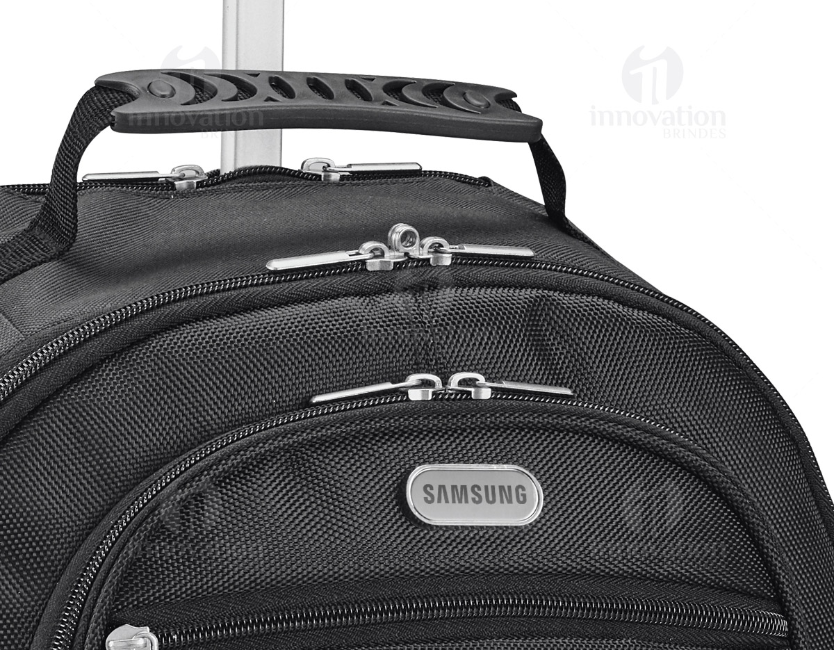 Mochila trolley para notebook 1680D e 600D. Com 2 rodas, possui compartimento principal almofadado para notebook 15.6 . Segundo compartimento forrado e com bolsos. Contém bolso frontal com zipper e bolsos laterais com tela. Pega extensível em alumínio e mola. 350 x 460 x 155 mm