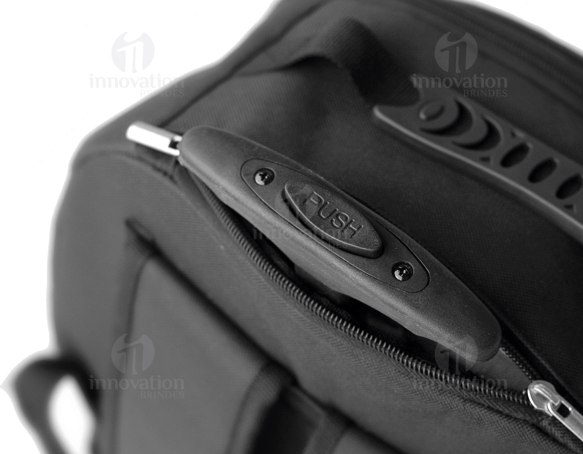 Mochila trolley para notebook 1680D e 600D. Com 2 rodas, possui compartimento principal almofadado para notebook 15.6 . Segundo compartimento forrado e com bolsos. Contém bolso frontal com zipper e bolsos laterais com tela. Pega extensível em alumínio e mola. 350 x 460 x 155 mm