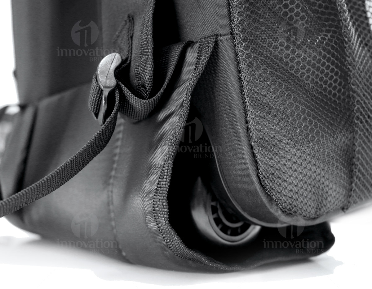 Mochila trolley para notebook 1680D e 600D. Com 2 rodas, possui compartimento principal almofadado para notebook 15.6 . Segundo compartimento forrado e com bolsos. Contém bolso frontal com zipper e bolsos laterais com tela. Pega extensível em alumínio e mola. 350 x 460 x 155 mm