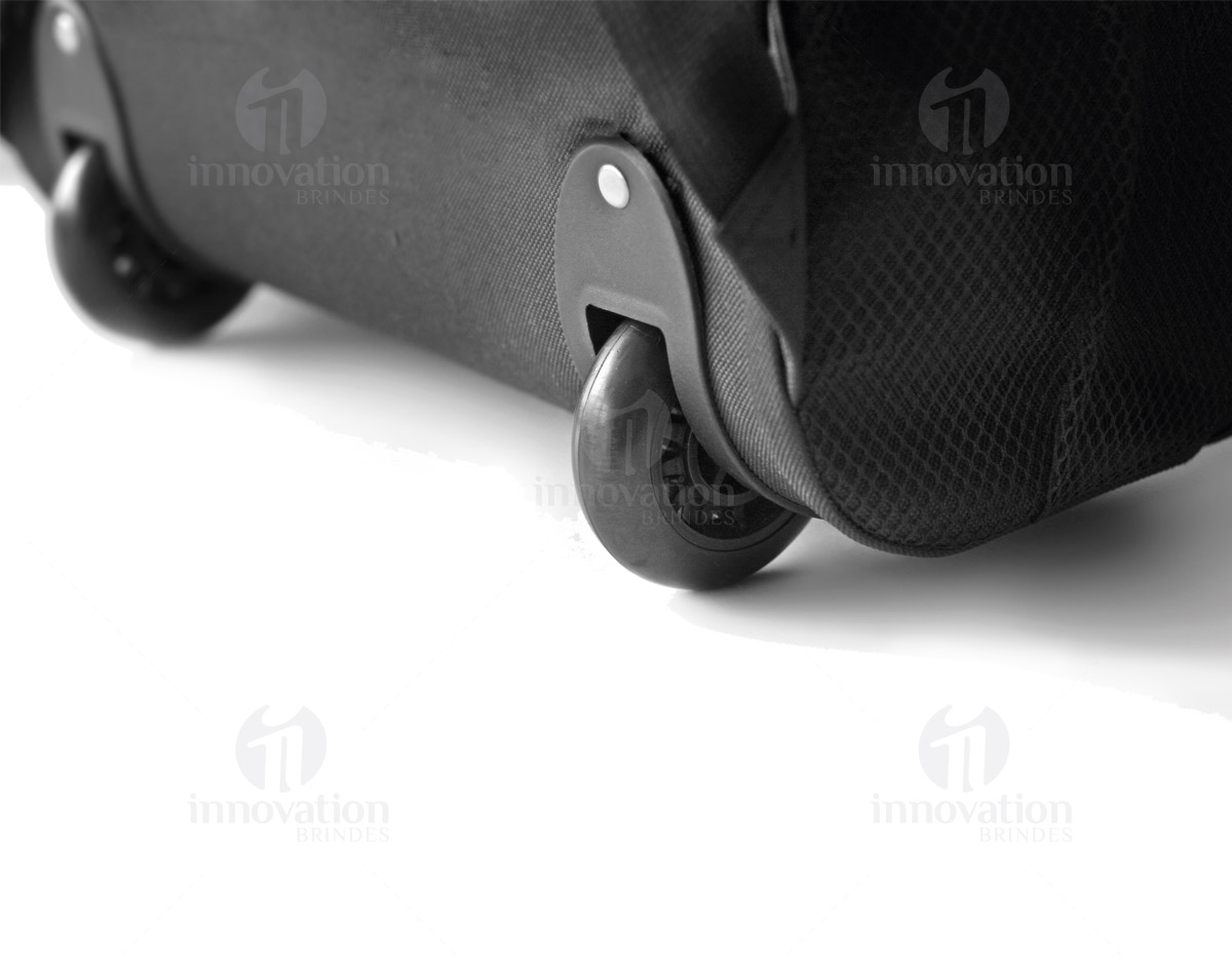 Mochila trolley para notebook 1680D e 600D. Com 2 rodas, possui compartimento principal almofadado para notebook 15.6 . Segundo compartimento forrado e com bolsos. Contém bolso frontal com zipper e bolsos laterais com tela. Pega extensível em alumínio e mola. 350 x 460 x 155 mm