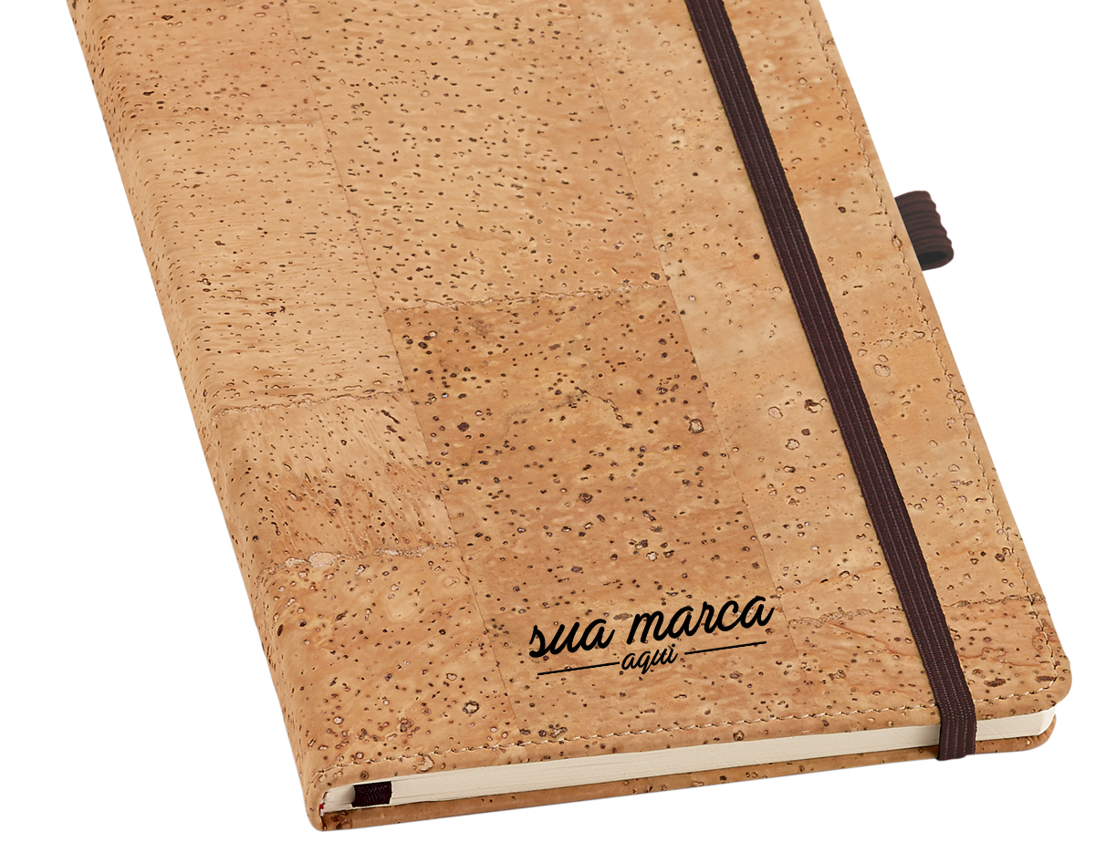 Caderno de cortiça com porta esferográfica e folhas não pautadas na cor marfim. Contém embalagem em non-woven.
