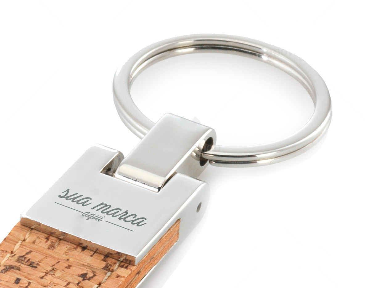 Chaveiro de metal com alça de cortiça. Acompanha caixa kraft.