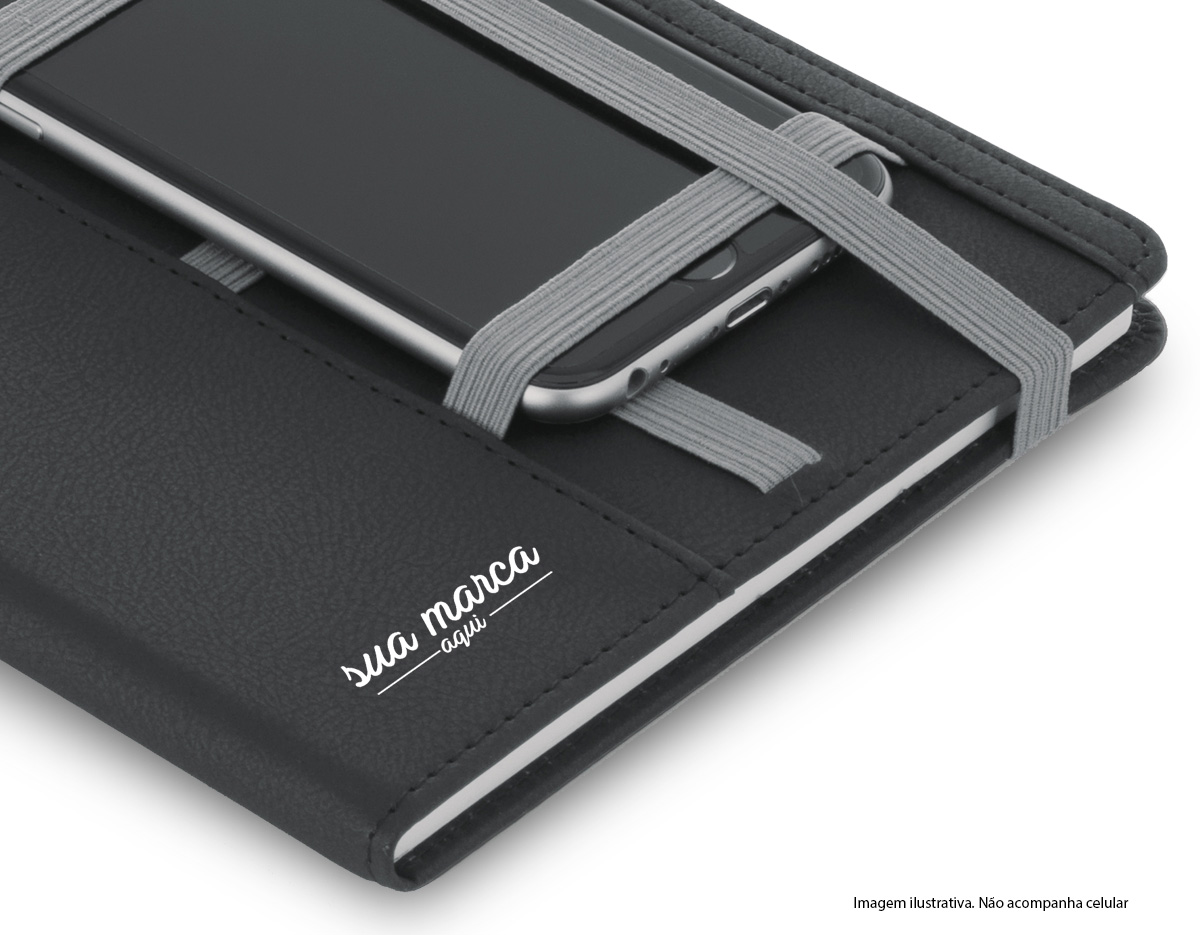 Caderno de capa dura em couro sintético e folhas não pautadas. Fornecido em embalagem de non-woven. Esferográfica não inclusa.