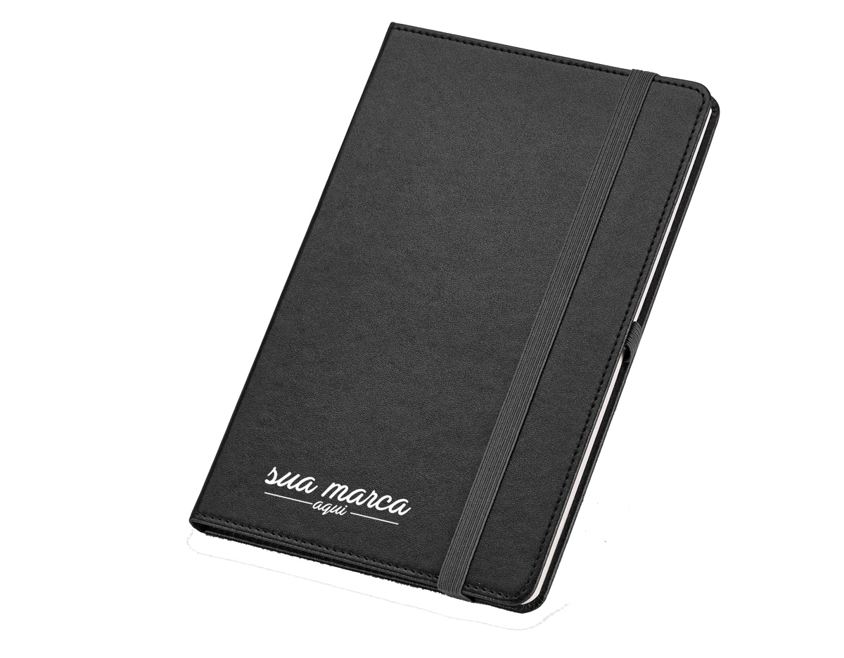 Caderno de couro sintético, capa dura e folhas não pautadas. Incluso esferográfica de metal.