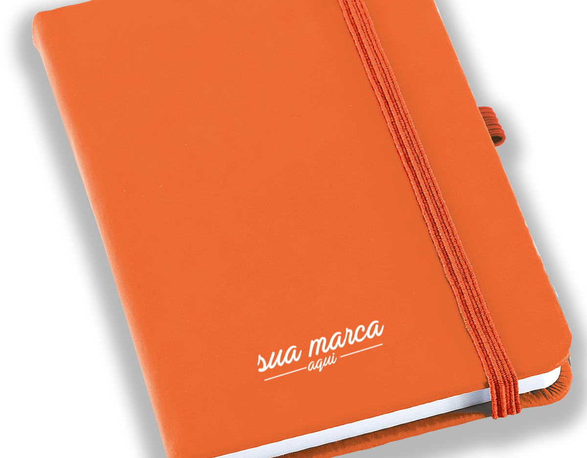 Caderno A6 com capa dura em c. sintético e 80 folhas pautadas. 90 x 140 mm