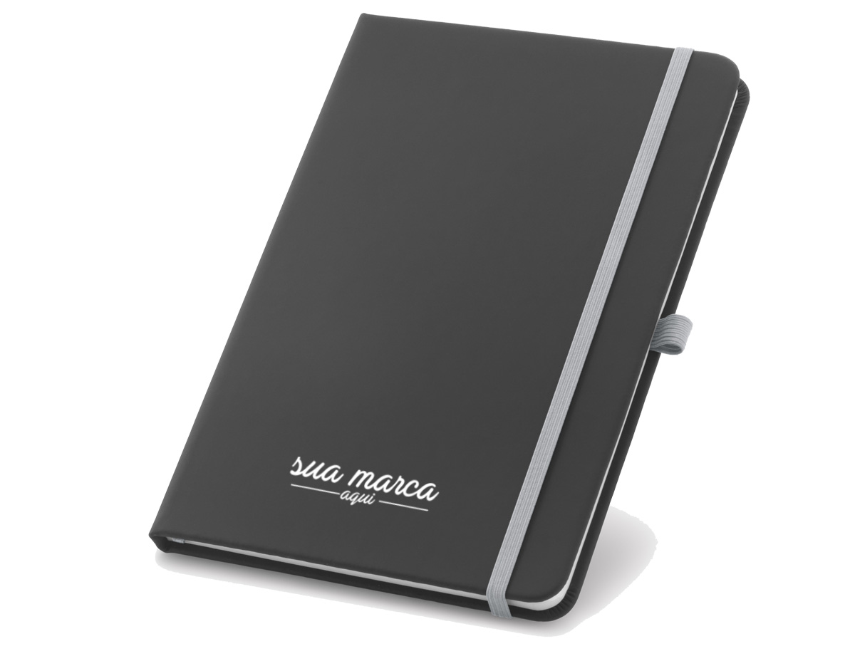 Caderno A6 com capa dura em couro sintético, ideal para anotações do dia a dia. Possui 160 páginas pautadas, fita separadora para fácil organização, elástico para fechamento seguro e suporte lateral para esferográfica (não inclusa). Compacto e elegante, mede 90 x 140 mm, sendo uma excelente opção de brinde corporativo funcional e sofisticado. (CANETA NÃO INCLUSA).