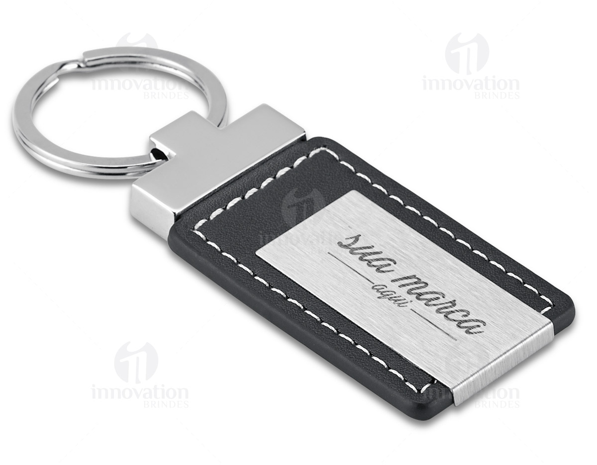 Chaveiro de couro sintético e metal. Incluso caixa.