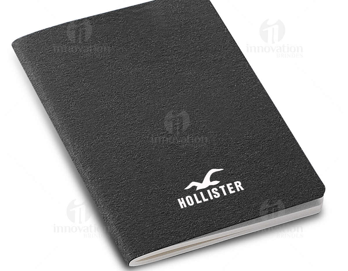 Caderno B7 com 30 folhas não pautadas de papel reciclado e capa em cartão. 93 x 125 mm
