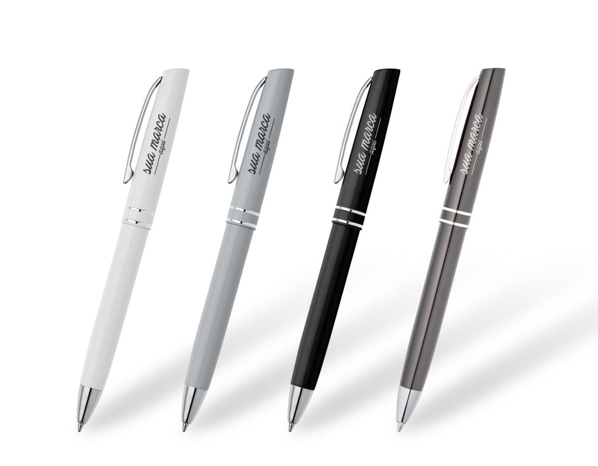 Caneta esferográfica em alumínio, com acabamento emborrachado para maior conforto e clipe metálico de alta resistência. Escrita na cor preta.