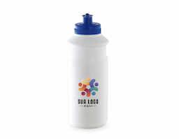Squeeze de 650 ml, feito de plástico resistente, é ideal para o dia a dia. Destaca-se pelo detalhe em relevo na parte superior e pela tampa de bico rosqueável em silicone, que garante vedação e praticidade. É um brinde funcional e durável para promover sua marca.