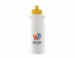 Squeeze de 650 ml, feito de plástico resistente, é ideal para o dia a dia. Destaca-se pelo detalhe em relevo na parte superior e pela tampa de bico rosqueável em silicone, que garante vedação e praticidade. É um brinde funcional e durável para promover sua marca.