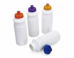 Squeeze de 650 ml, feito de plástico resistente, é ideal para o dia a dia. Destaca-se pelo detalhe em relevo na parte superior e pela tampa de bico rosqueável em silicone, que garante vedação e praticidade. É um brinde funcional e durável para promover sua marca.
