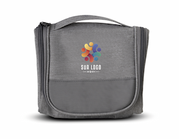 Nécessaire confeccionada em poliéster 300D com interior em poliéster 210D/Mesh, garantindo resistência e praticidade no uso diário. Possui fechamento em zíper e divisórias internas que facilitam a organização. Com capacidade de 1,7 litros, é uma excelente opção de brinde corporativo funcional, ideal para viagens, academias e rotina diária.