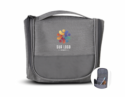 Nécessaire confeccionada em poliéster 300D com interior em poliéster 210D/Mesh, garantindo resistência e praticidade no uso diário. Possui fechamento em zíper e divisórias internas que facilitam a organização. Com capacidade de 1,7 litros, é uma excelente opção de brinde corporativo funcional, ideal para viagens, academias e rotina diária.