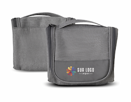 Nécessaire confeccionada em poliéster 300D com interior em poliéster 210D/Mesh, garantindo resistência e praticidade no uso diário. Possui fechamento em zíper e divisórias internas que facilitam a organização. Com capacidade de 1,7 litros, é uma excelente opção de brinde corporativo funcional, ideal para viagens, academias e rotina diária.