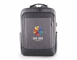 Mochila confeccionada em tecido Oxford com detalhe em PU e interior em poliéster 190D, com capacidade de 21L. Possui conector USB lateral, bolso frontal com zíper, dois bolsos laterais e compartimento interno para notebook de até 15,6” e tablet. Conta ainda com divisórias internas, alça de mão, alças de ombro acolchoadas e engate para mala de viagem, unindo praticidade e organização para o dia a dia.
