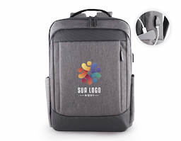 Mochila confeccionada em tecido Oxford com detalhe em PU e interior em poliéster 190D, com capacidade de 21L. Possui conector USB lateral, bolso frontal com zíper, dois bolsos laterais e compartimento interno para notebook de até 15,6” e tablet. Conta ainda com divisórias internas, alça de mão, alças de ombro acolchoadas e engate para mala de viagem, unindo praticidade e organização para o dia a dia.