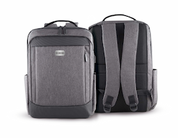 Mochila confeccionada em tecido Oxford com detalhe em PU e interior em poliéster 190D, com capacidade de 21L. Possui conector USB lateral, bolso frontal com zíper, dois bolsos laterais e compartimento interno para notebook de até 15,6” e tablet. Conta ainda com divisórias internas, alça de mão, alças de ombro acolchoadas e engate para mala de viagem, unindo praticidade e organização para o dia a dia.