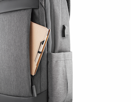 Mochila confeccionada em tecido Oxford com detalhe em PU e interior em poliéster 190D, com capacidade de 21L. Possui conector USB lateral, bolso frontal com zíper, dois bolsos laterais e compartimento interno para notebook de até 15,6” e tablet. Conta ainda com divisórias internas, alça de mão, alças de ombro acolchoadas e engate para mala de viagem, unindo praticidade e organização para o dia a dia.