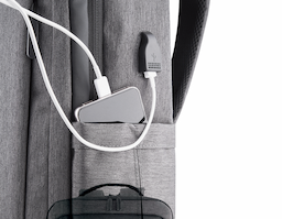 Mochila confeccionada em tecido Oxford com detalhe em PU e interior em poliéster 190D, com capacidade de 21L. Possui conector USB lateral, bolso frontal com zíper, dois bolsos laterais e compartimento interno para notebook de até 15,6” e tablet. Conta ainda com divisórias internas, alça de mão, alças de ombro acolchoadas e engate para mala de viagem, unindo praticidade e organização para o dia a dia.