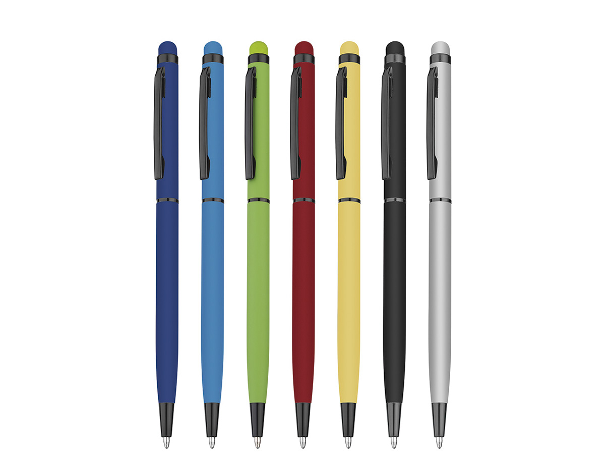 Caneta esferográfica de metal com escrita em azul e ponta touch para uso em telas sensíveis ao toque. Possui corpo emborrachado que proporciona pegada confortável e firme durante a escrita. O detalhe preto agrega contraste moderno ao design, valorizando o acabamento da peça. Ideal para uso profissional e ações promocionais, unindo tecnologia, elegância e funcionalidade em um único produto.