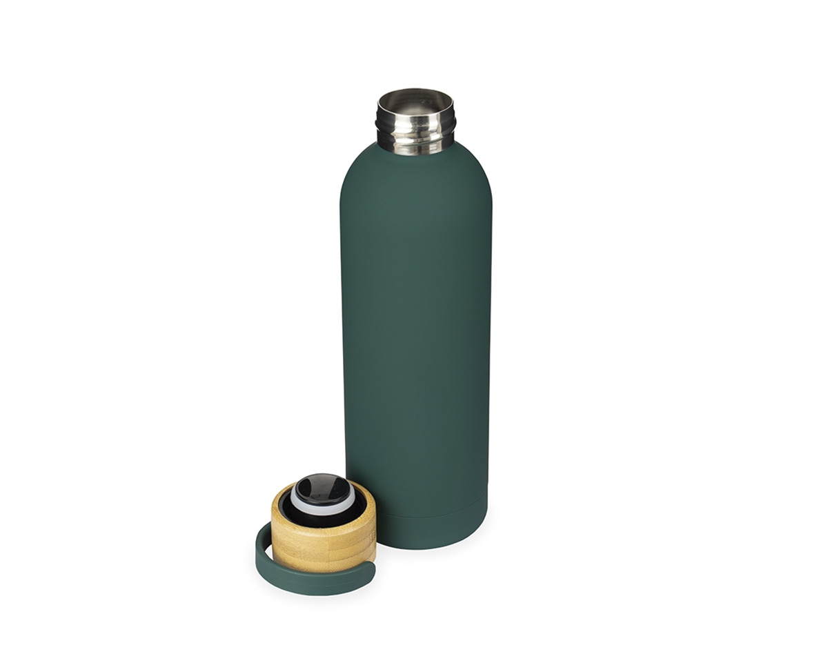 Garrafa térmica em inox com pintura emborrachada e capacidade para até 500ml. Possui estrutura de parede dupla e vedação a vácuo que permite conservar a temperatura de bebidas por mais tempo, além de tampa rosqueável em bambu com alça plástica para transporte.