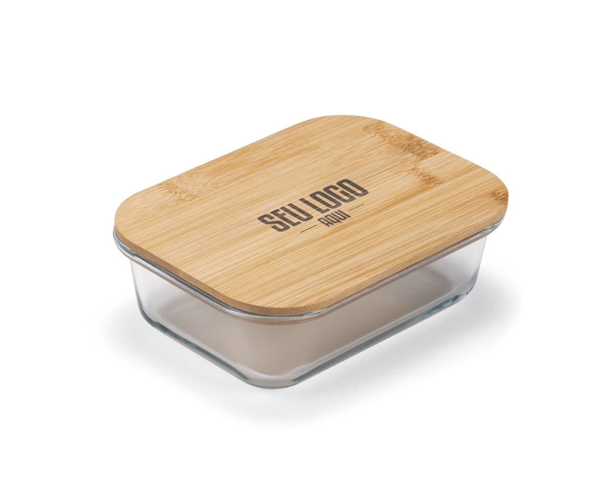 Marmita em vidro borossilicato com capacidade de até 500 ml, resistente a variações de temperatura e ideal para o dia a dia. Possui tampa hermética em bambu que garante vedação segura e um toque sustentável ao design. Um brinde corporativo moderno e funcional, perfeito para promover sua marca com sofisticação.