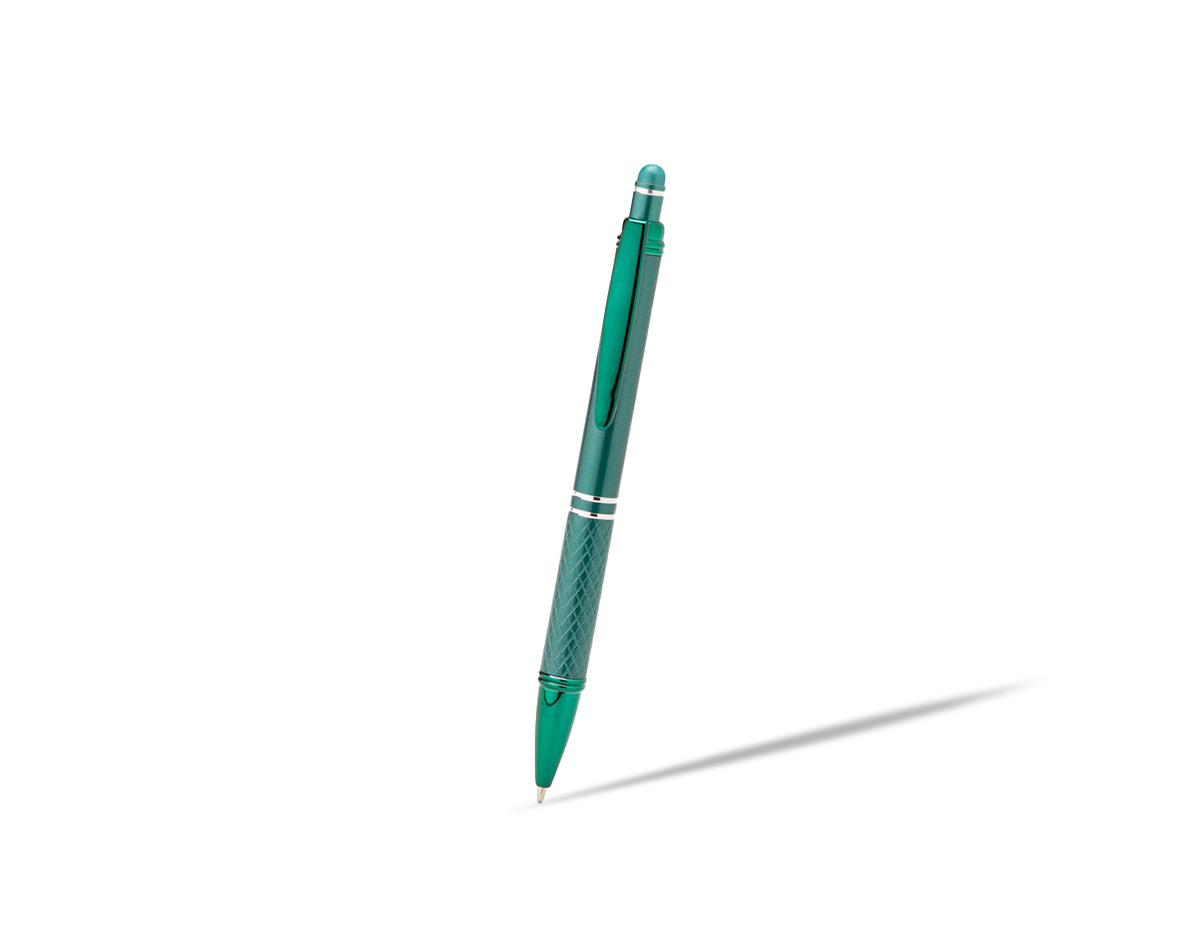 Caneta metálica com ponta e clip em plástico. Possui detalhe emborrachado no topo para interação com dispositivos de telas sensíveis ao toque. Conta ainda com acionamento por clique e carga esferográfica azul de 1,0mm.