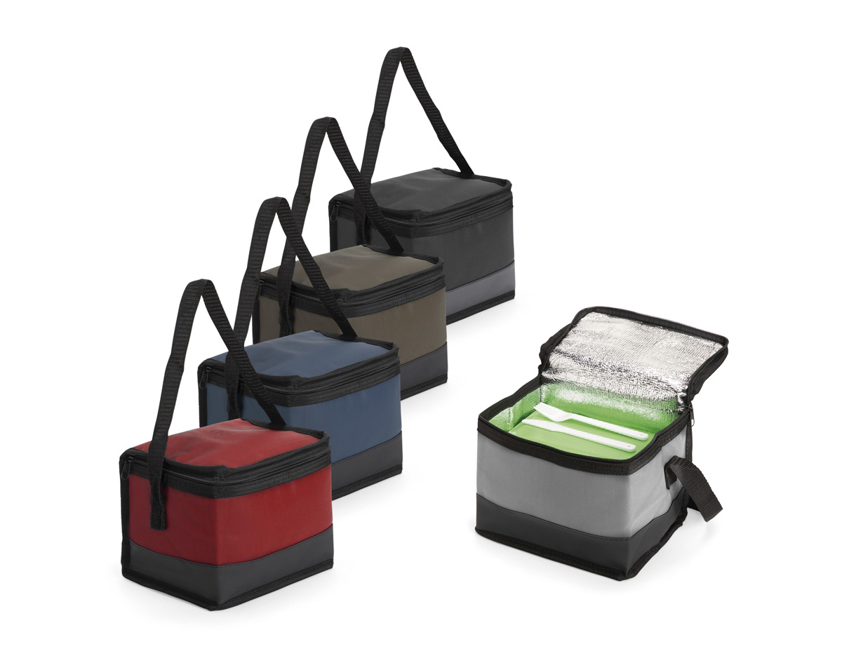 Bolsa térmica resistente à água confeccionada em poliéster e PVC, com fechamento em zíper e capacidade de até 5 litros. Possui revestimento térmico em espuma EPE para melhor conservação e alça superior em nylon que facilita o transporte. Um brinde corporativo prático e funcional, ideal para o dia a dia e ações promocionais.