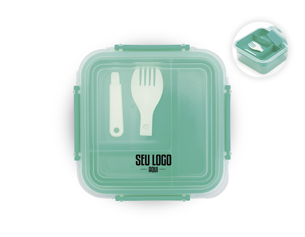 Marmita em plástico polipropileno (PP) livre de BPA com capacidade máxima de 1 litro combinada com a divisória removível. Possui tampa hermética com anel de vedação em silicone e quatro travas laterais. Acompanha colher tipo spork em PP.