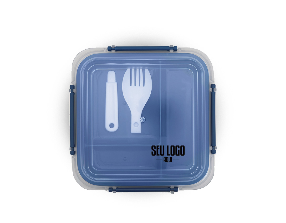 Marmita em plástico polipropileno (PP) livre de BPA com capacidade máxima de 1 litro combinada com a divisória removível. Possui tampa hermética com anel de vedação em silicone e quatro travas laterais. Acompanha colher tipo spork em PP.