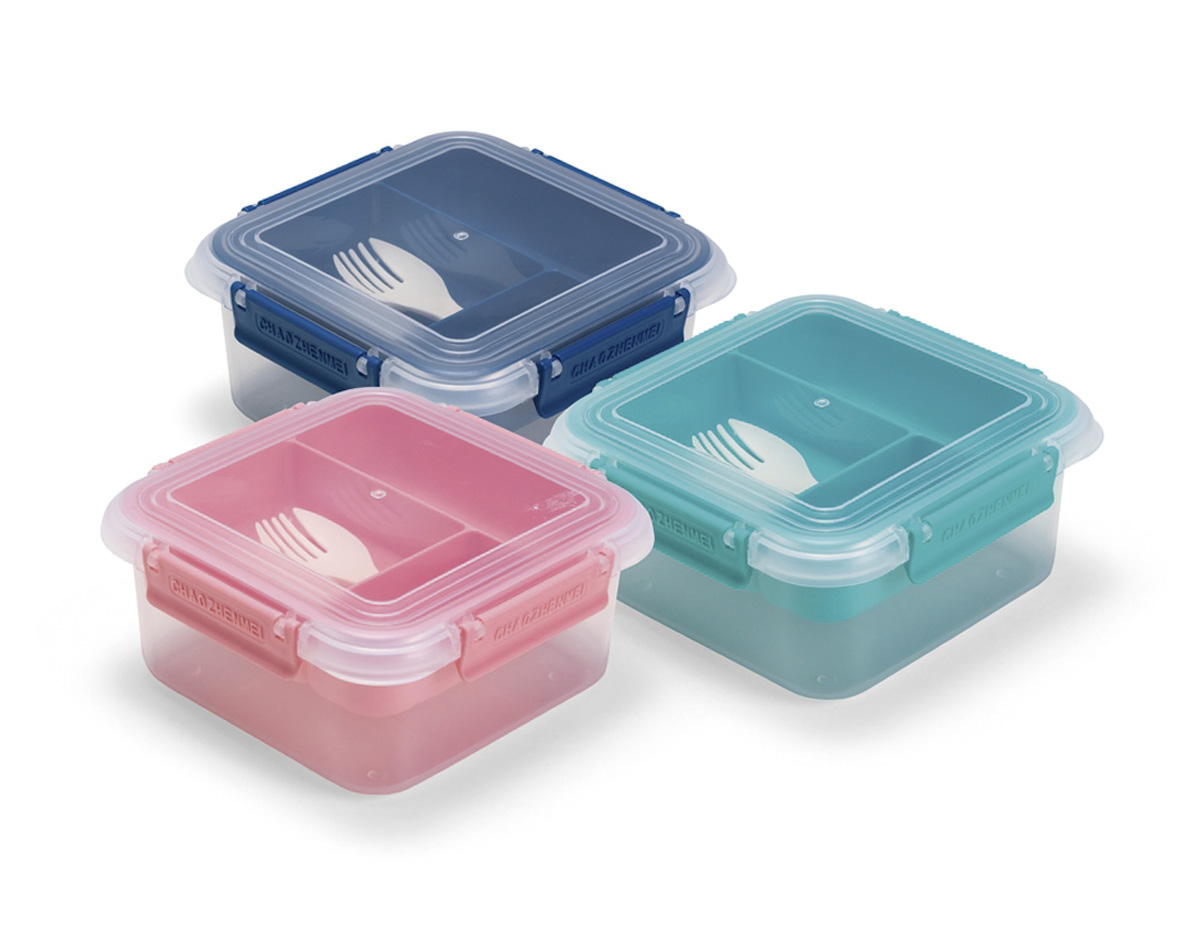 Marmita em plástico polipropileno (PP) livre de BPA com capacidade máxima de 1 litro combinada com a divisória removível. Possui tampa hermética com anel de vedação em silicone e quatro travas laterais. Acompanha colher tipo spork em PP.