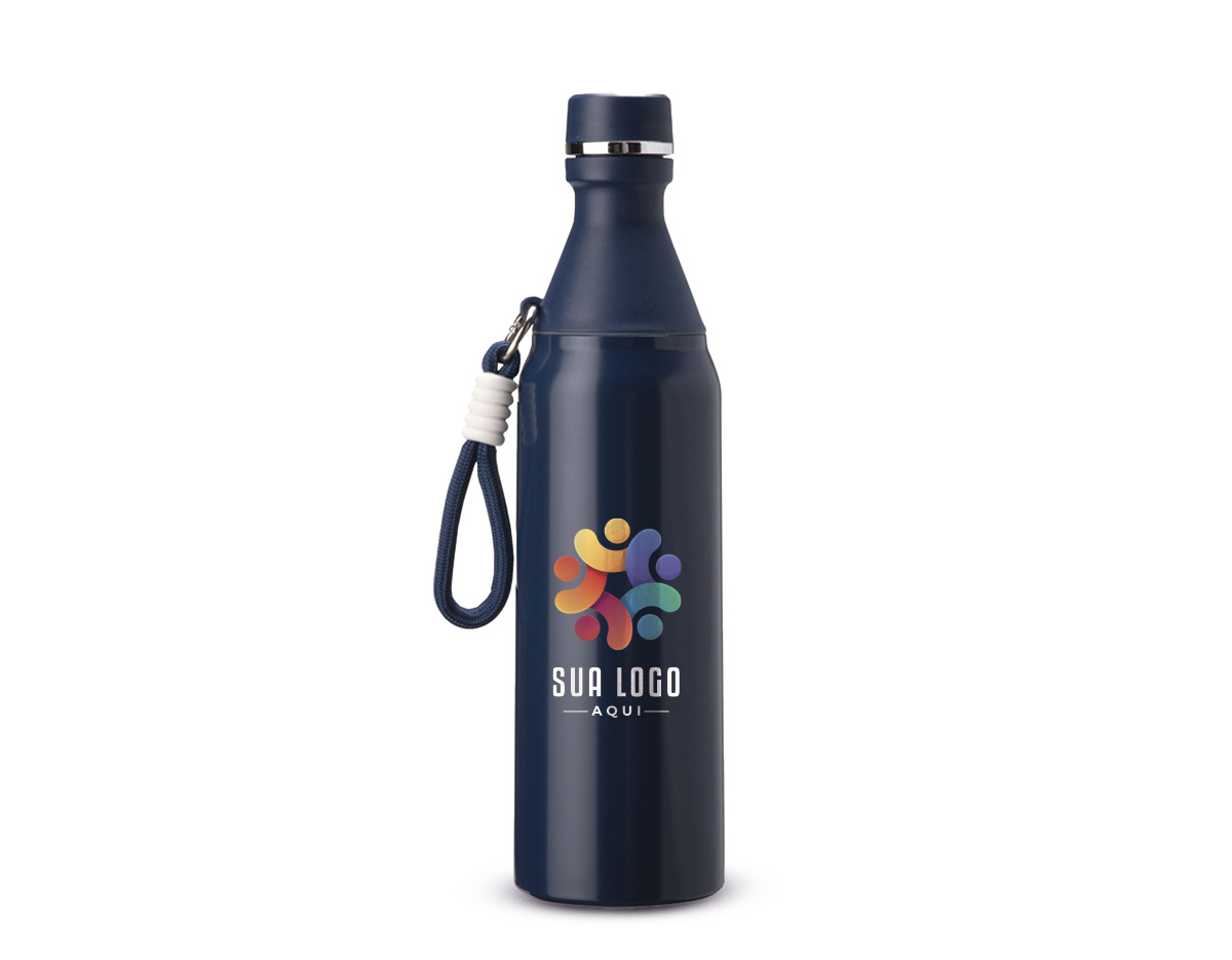 Garrafa térmica em inox com capacidade para até 500ml. Possui estrutura de parede dupla, ideal para conservar a temperatura de líquidos por mais tempo. Conta com tampa rosqueável e compartimento removível em plástico, permitindo o uso como copo. Acompanha alça em nylon com detalhes em plástico e mosquetão metálico.