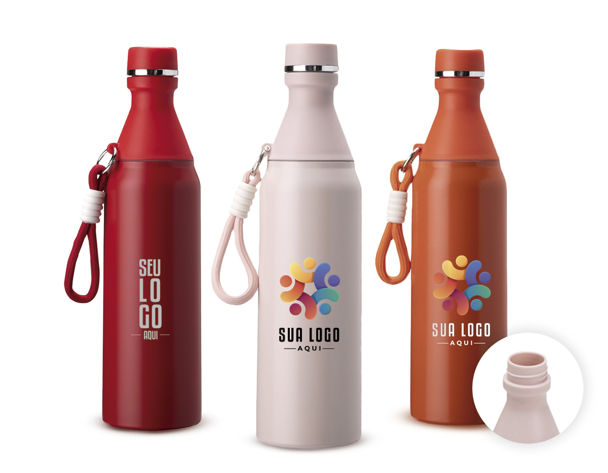 Garrafa térmica em inox com capacidade para até 500ml. Possui estrutura de parede dupla, ideal para conservar a temperatura de líquidos por mais tempo. Conta com tampa rosqueável e compartimento removível em plástico, permitindo o uso como copo. Acompanha alça em nylon com detalhes em plástico e mosquetão metálico.
