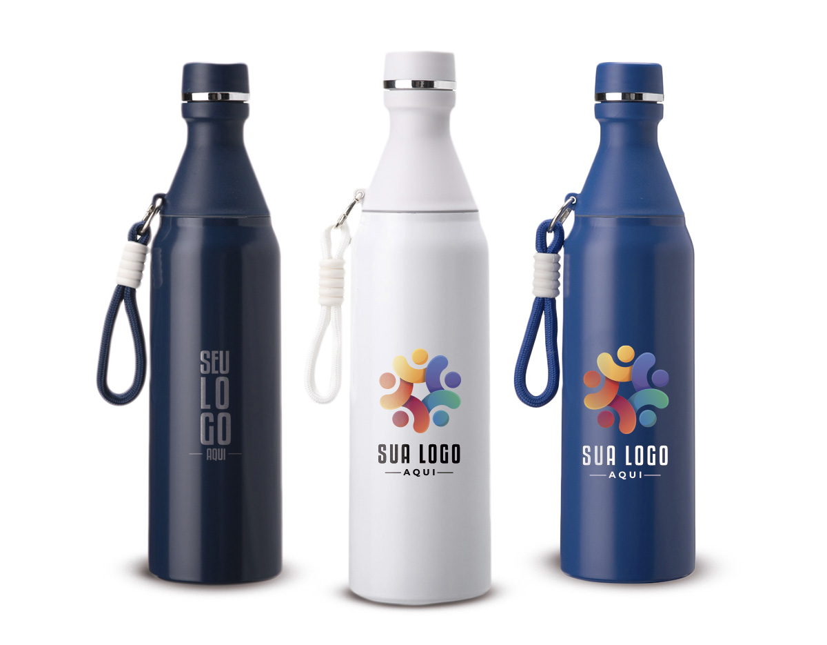 Garrafa térmica em inox com capacidade para até 500ml. Possui estrutura de parede dupla, ideal para conservar a temperatura de líquidos por mais tempo. Conta com tampa rosqueável e compartimento removível em plástico, permitindo o uso como copo. Acompanha alça em nylon com detalhes em plástico e mosquetão metálico.