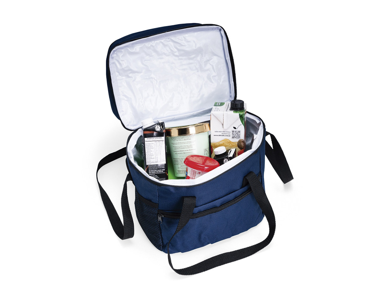 Bolsa térmica confeccionada em poliéster 600 impermeável, fechamento em zíper e dois compartimentos com capacidade para até 14 litros. Possui revestimento interno em laminado branco e bolso telado em malha. Conta ainda com bolso lateral em tela, bolso frontal com fechamento em zíper, duas alças de mão e alça transversal ajustável.