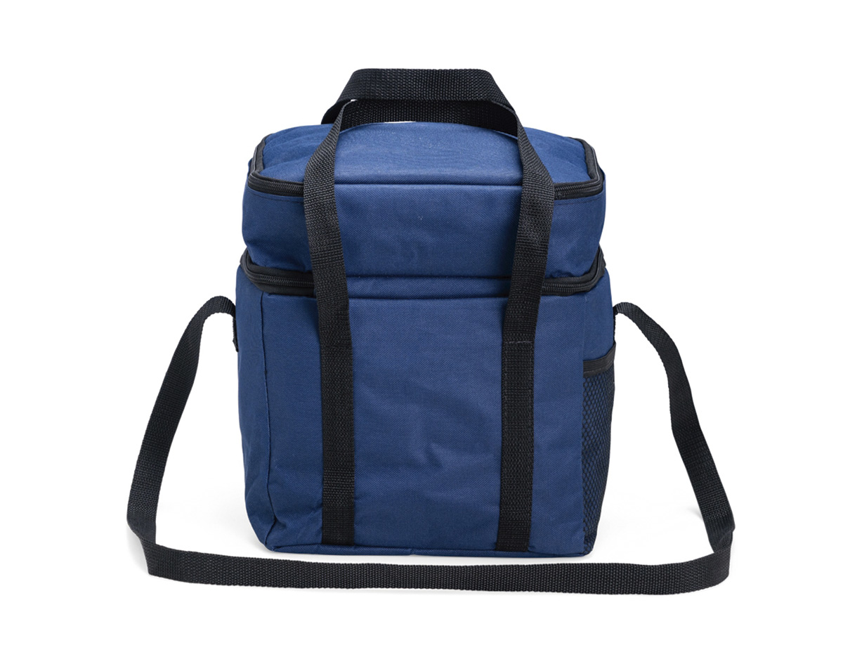 Bolsa térmica confeccionada em poliéster 600 impermeável, fechamento em zíper e dois compartimentos com capacidade para até 14 litros. Possui revestimento interno em laminado branco e bolso telado em malha. Conta ainda com bolso lateral em tela, bolso frontal com fechamento em zíper, duas alças de mão e alça transversal ajustável.