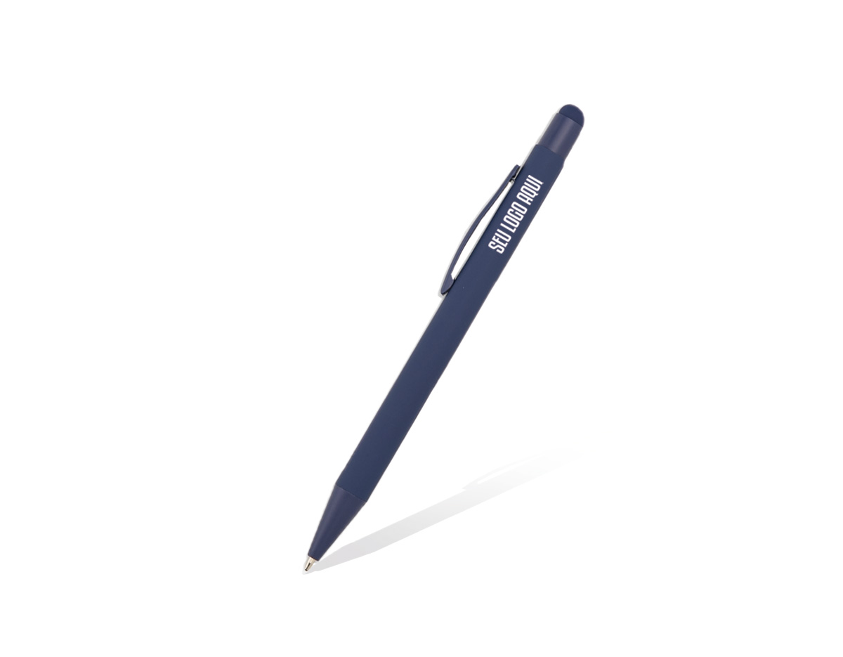 Caneta metálica com pintura de acabamento emborrachado. Possui acionamento por clique com detalhe emborrachado no topo para interação com dispositivos com telas sensíveis ao toque, além de carga esferográfica azul de 1,0mm.
