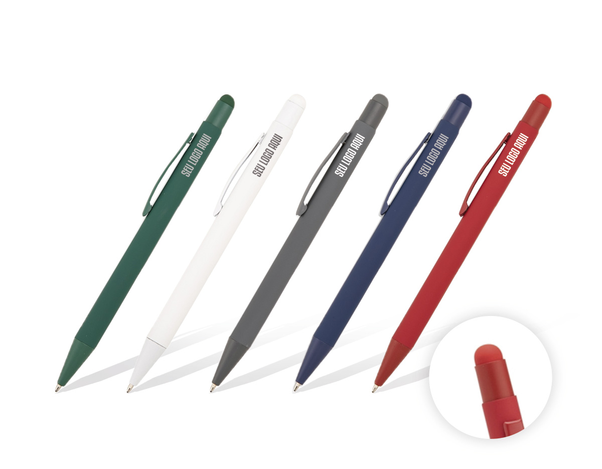 Caneta metálica com pintura de acabamento emborrachado. Possui acionamento por clique com detalhe emborrachado no topo para interação com dispositivos com telas sensíveis ao toque, além de carga esferográfica azul de 1,0mm.