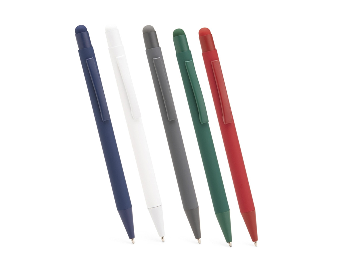 Caneta metálica com pintura de acabamento emborrachado. Possui acionamento por clique com detalhe emborrachado no topo para interação com dispositivos com telas sensíveis ao toque, além de carga esferográfica azul de 1,0mm.