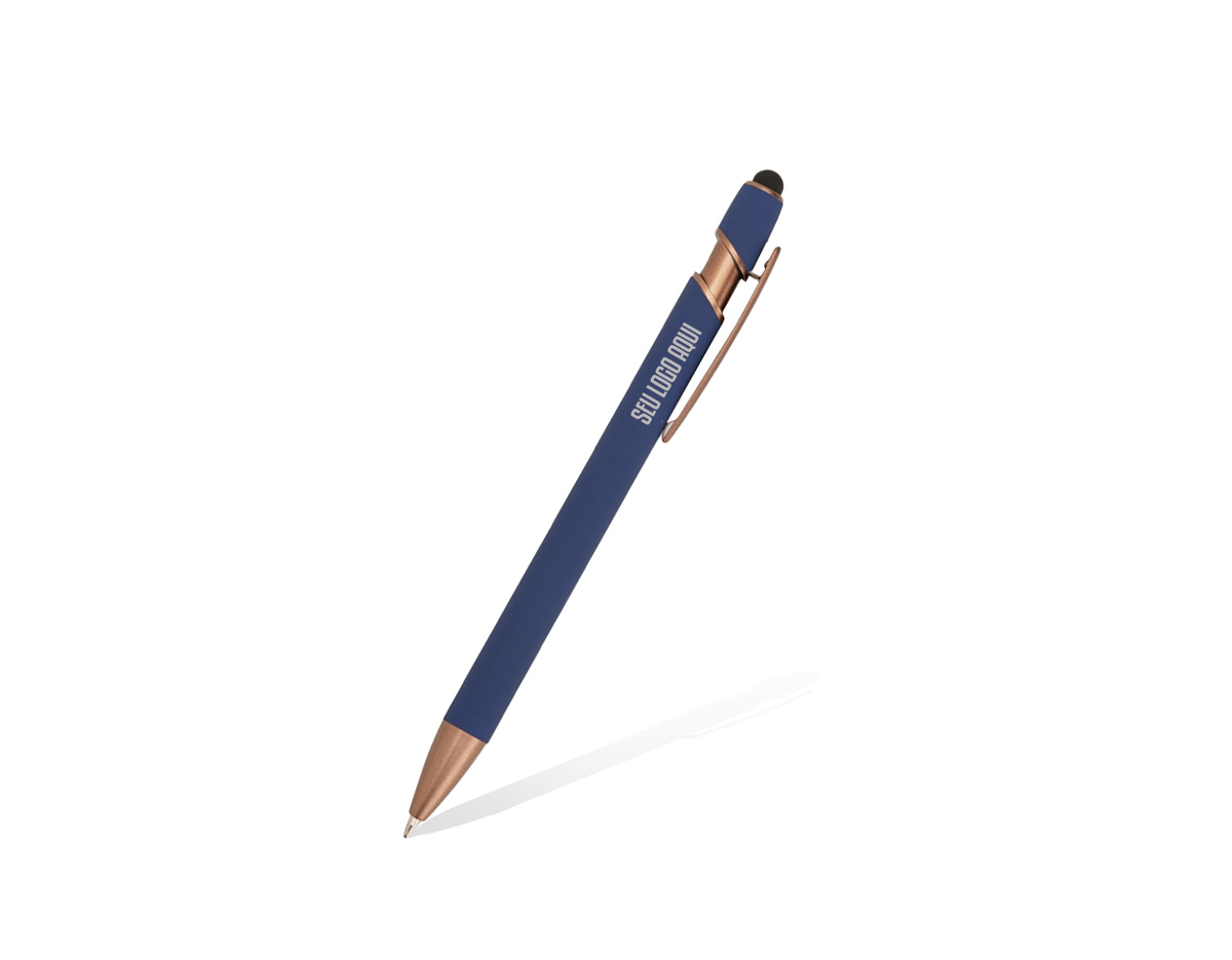 Caneta metálica com pintura de acabamento emborrachado e acionamento por clique. Conta com topo emborrachado para uso em dispositivos com telas sensíveis ao toque, além de carga esferográfica azul de 1,0 mm.
