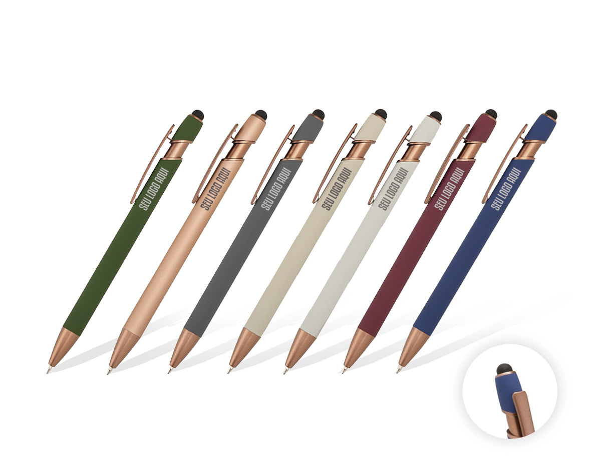 Caneta metálica com pintura de acabamento emborrachado e acionamento por clique. Conta com topo emborrachado para uso em dispositivos com telas sensíveis ao toque, além de carga esferográfica azul de 1,0 mm.